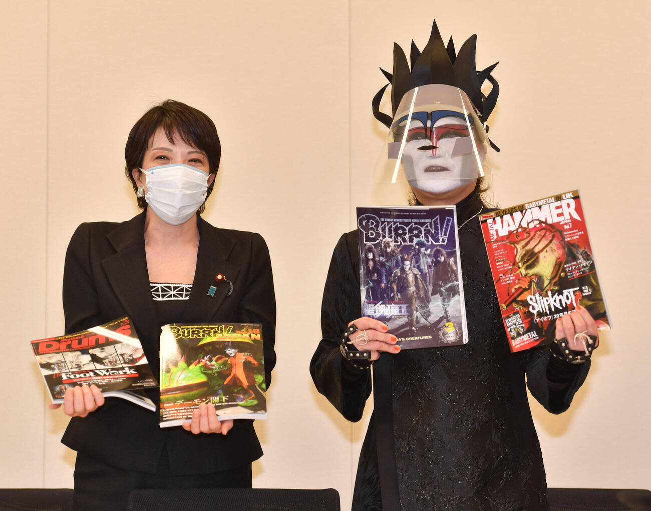 デーモン閣下からヘビメタ雑誌を贈られた高市早苗氏は記念撮影に納まる（2021年9月）