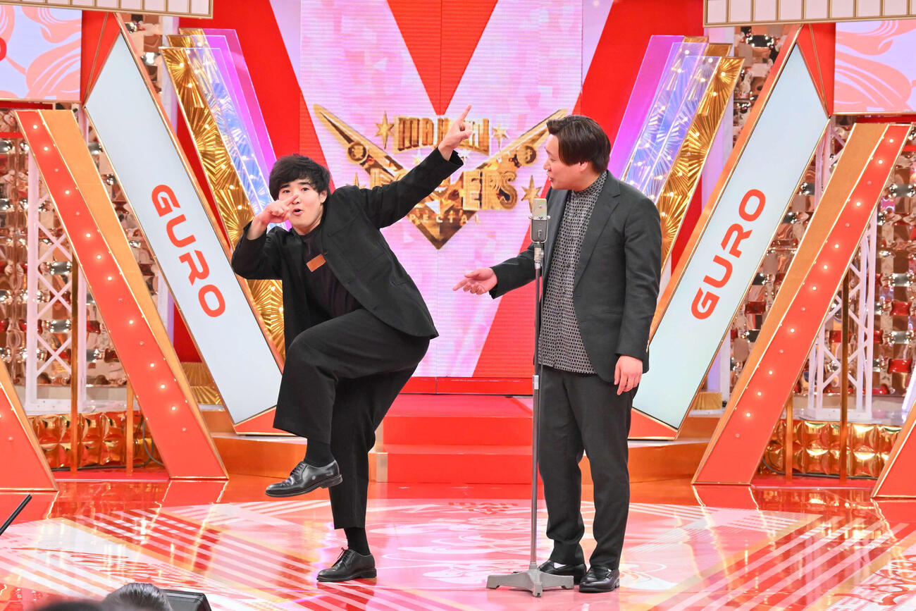 「第15回ytv漫才新人賞決定戦」でネタを披露するぐろうの家村涼太（左）と高松巧