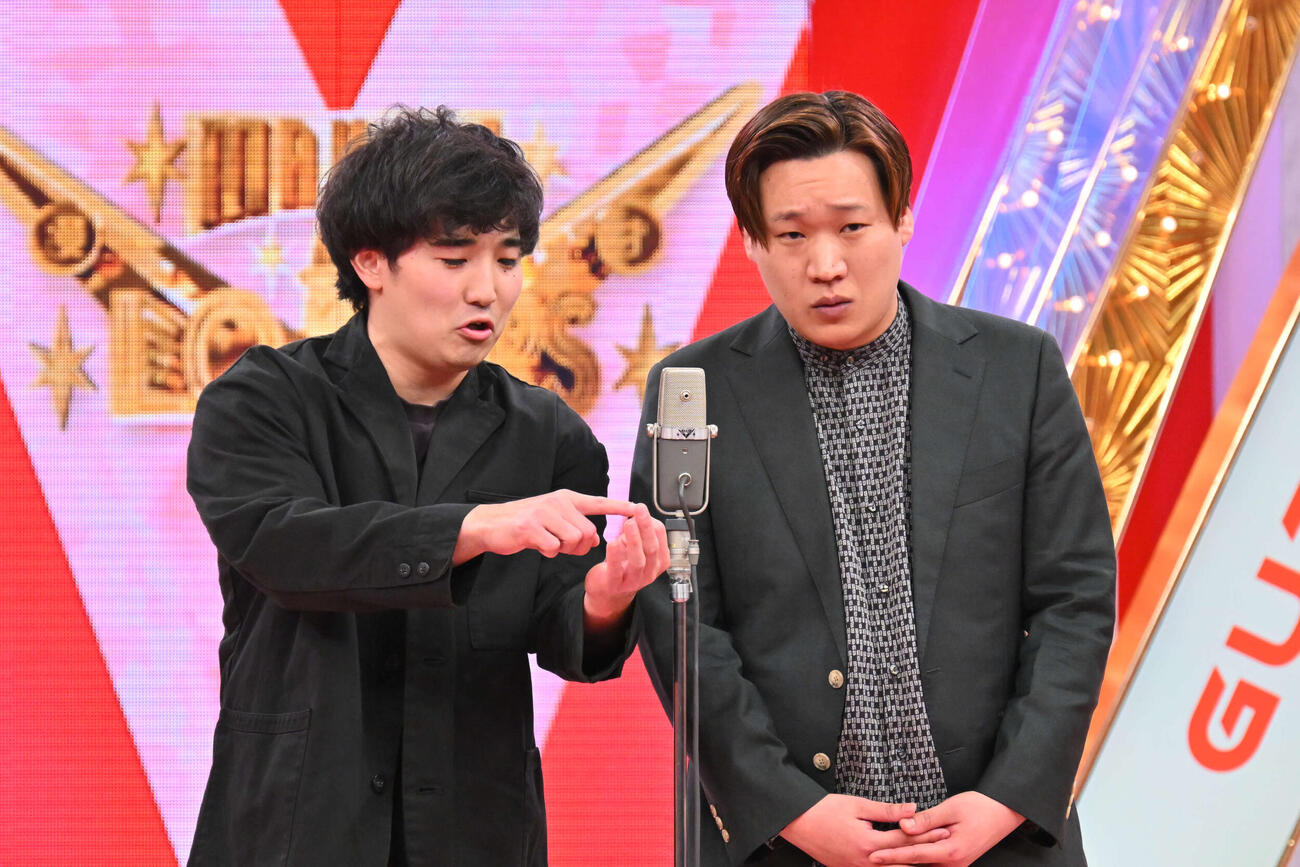 「第15回ytv漫才新人賞決定戦」でネタを披露するぐろうの家村涼太（左）と高松巧