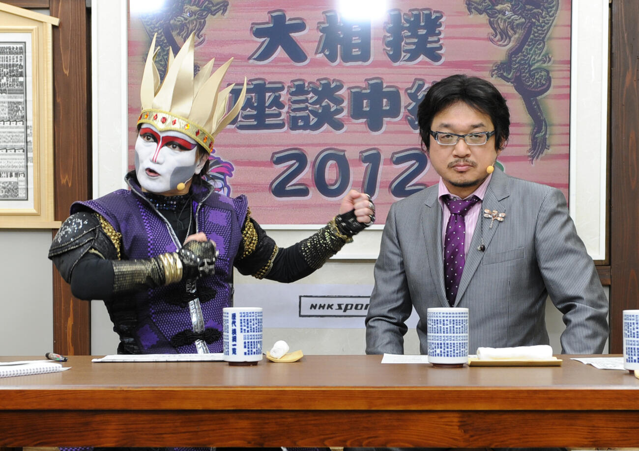 NHKの大相撲解説でゲスト出演するデーモン閣下（左）とやくみつる氏（2012年1月）
