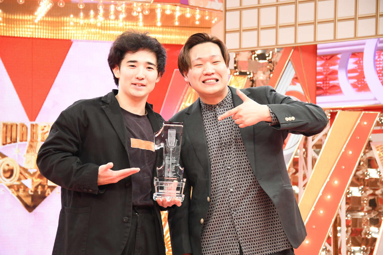 「第15回ytv漫才新人賞決定戦」で優勝した、ぐろうの家村涼太（左）と高松巧