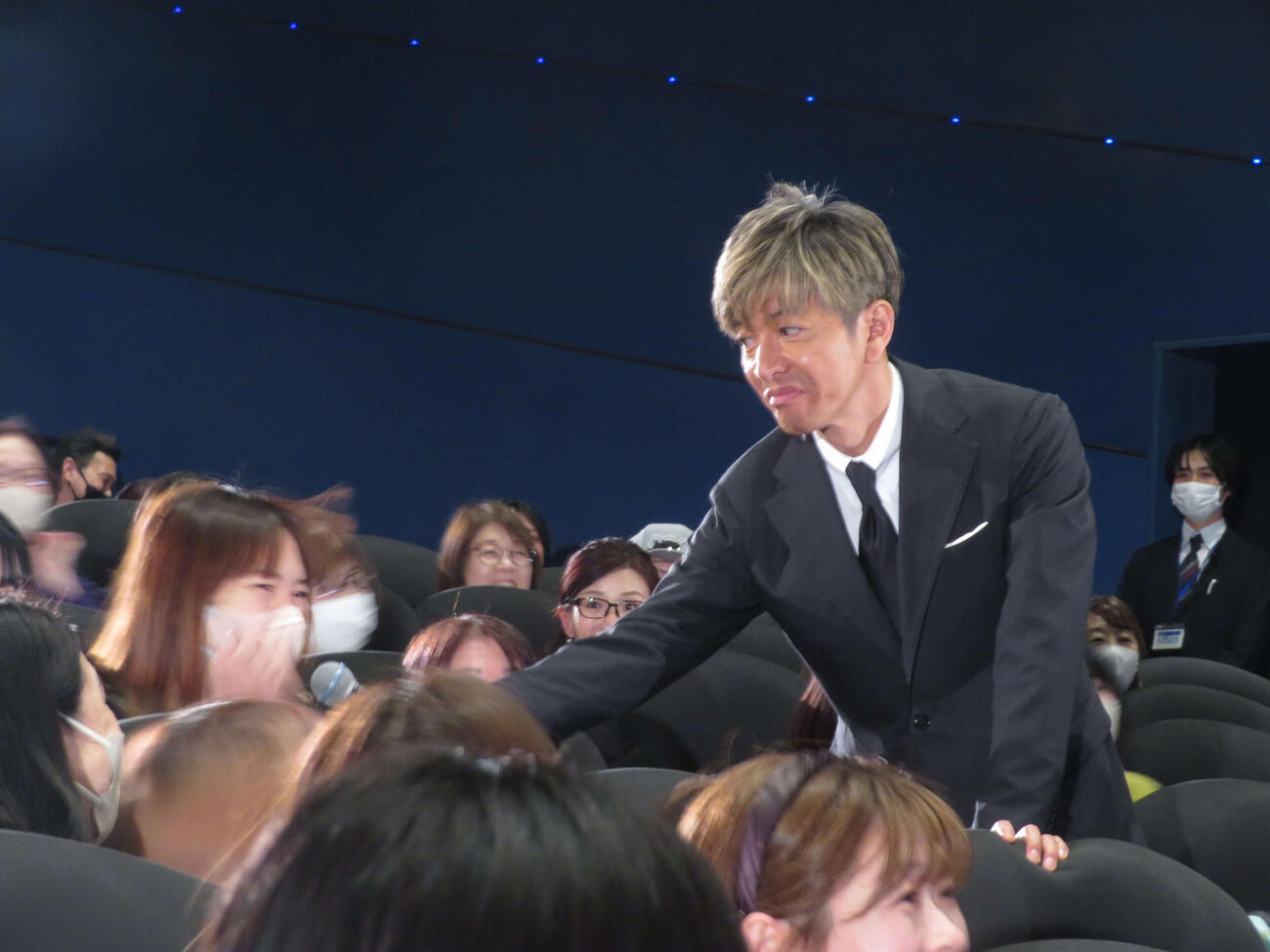映画「教場　Requiem」大ヒット御礼舞台あいさつで観客に質問する木村拓哉
