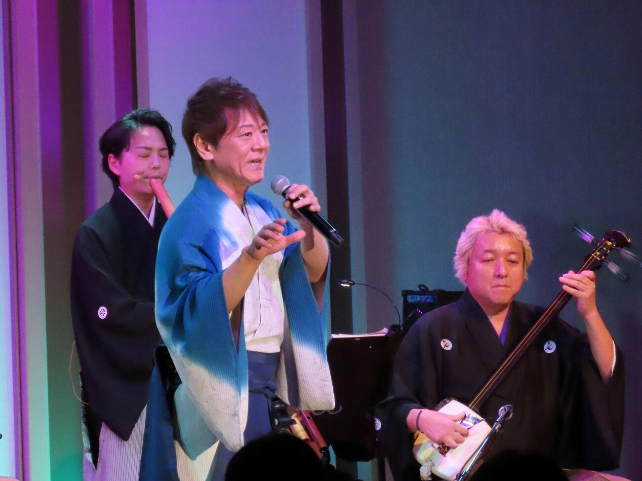 52歳のバースデーライブを開催した北山たけし（中央）