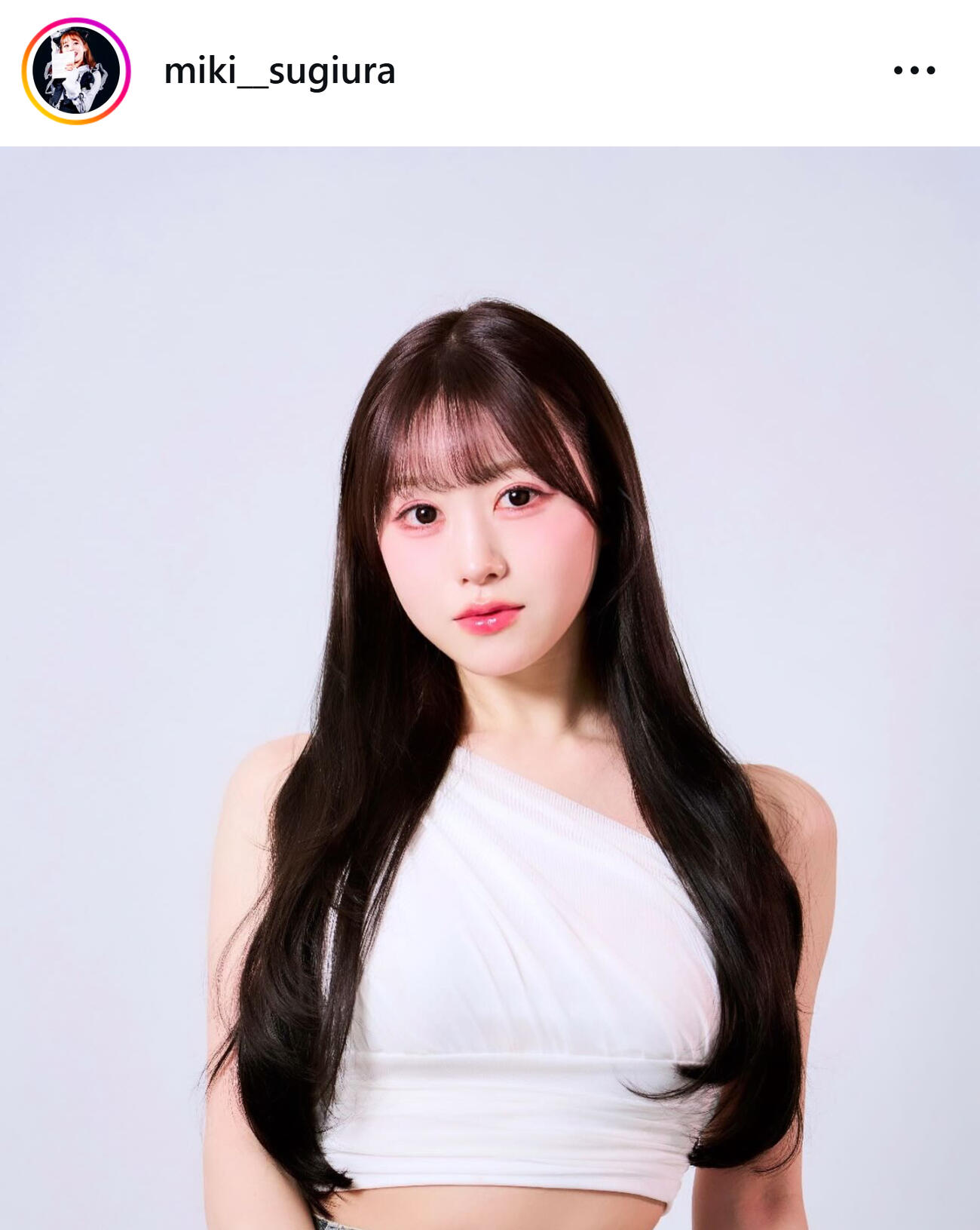 ワンショルダートップス姿の杉浦未來（杉浦未來のインスタグラムから）