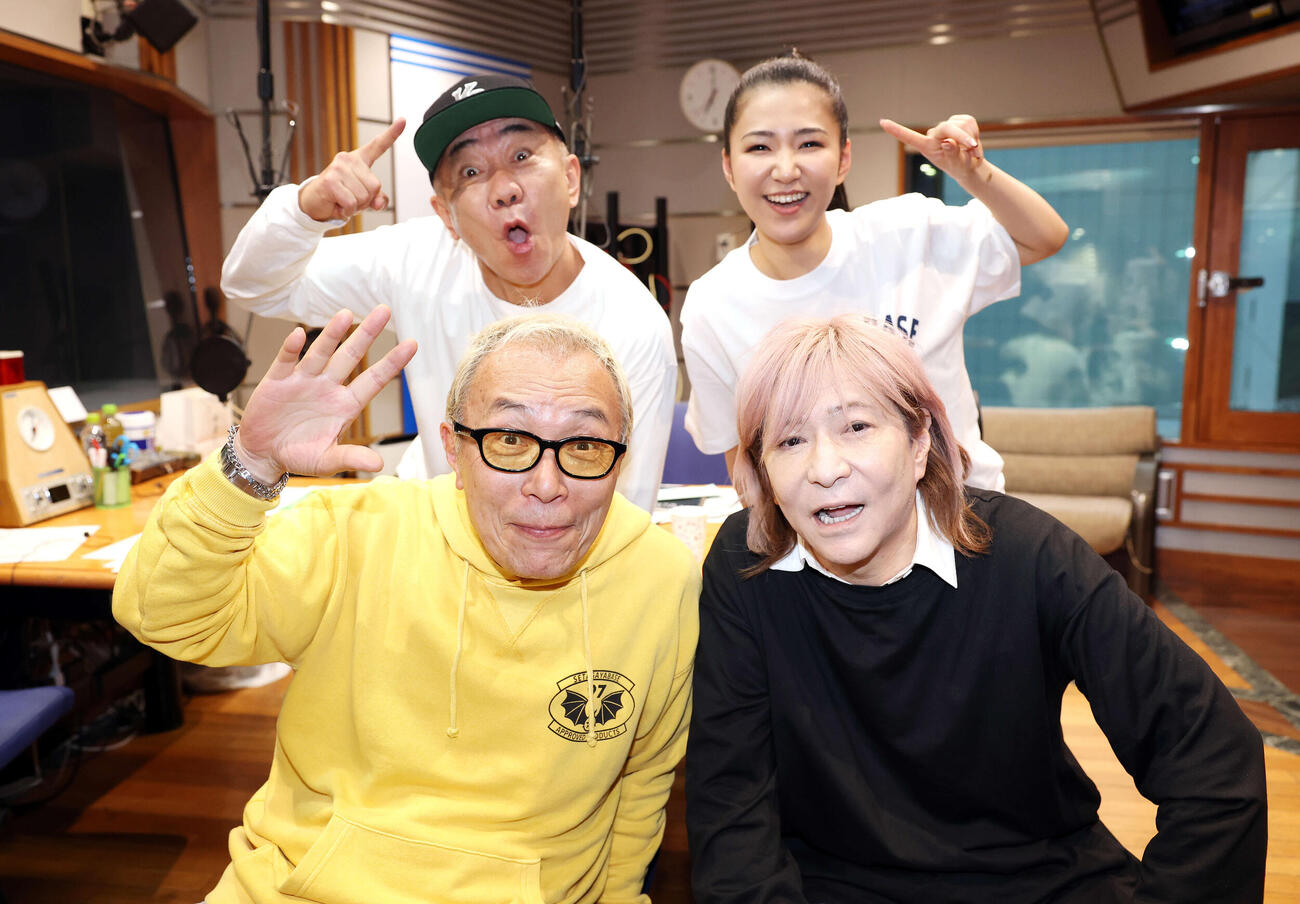 TBSラジオ「木梨の会」の生放送終了後も盛り上がり、笑顔で記念撮影する、前列左から時計回りに、所ジョージ、木梨憲武、田中あいみ、小室哲哉（撮影・浅見桂子）