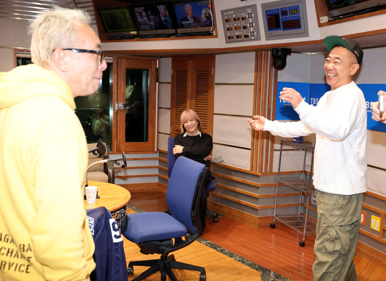 TBSラジオ「木梨の会」の生放送前から盛り上がる、左から所ジョージ、小室哲哉、木梨憲武（撮影・浅見桂子）