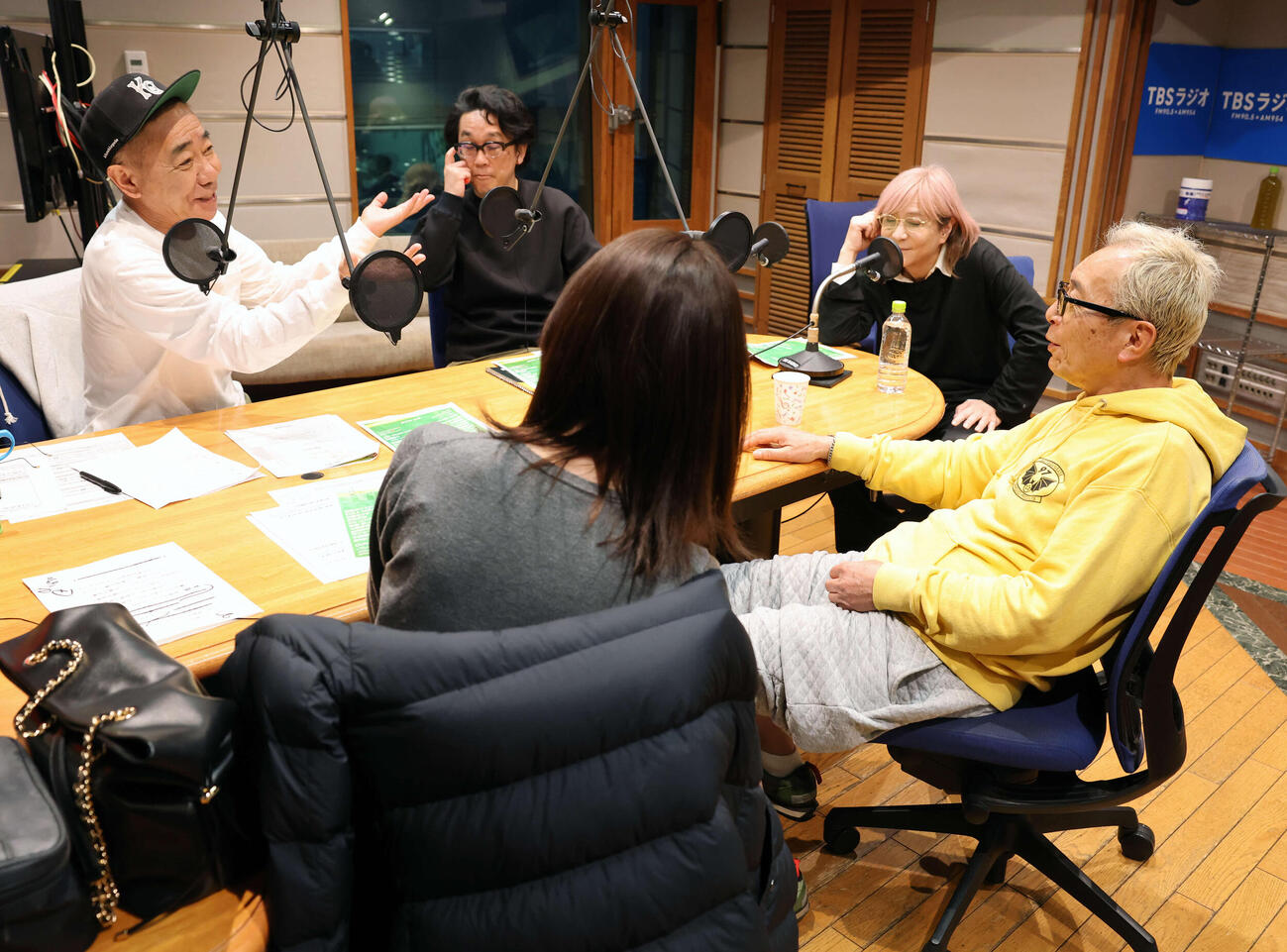 TBSラジオ「木梨の会」の生放送にサプライズ出演した小室哲哉（右から2人目）と盛り上がる木梨憲武（左）と所ジョージ（右手前）（撮影・浅見桂子）