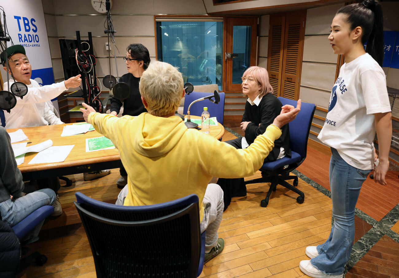 TBSラジオ「木梨の会」の生放送にサプライズ出演した田中あいみ（右）、小室哲哉（右から2人目）と盛り上がる木梨憲武（左）と所ジョージ（手前）（撮影・浅見桂子）