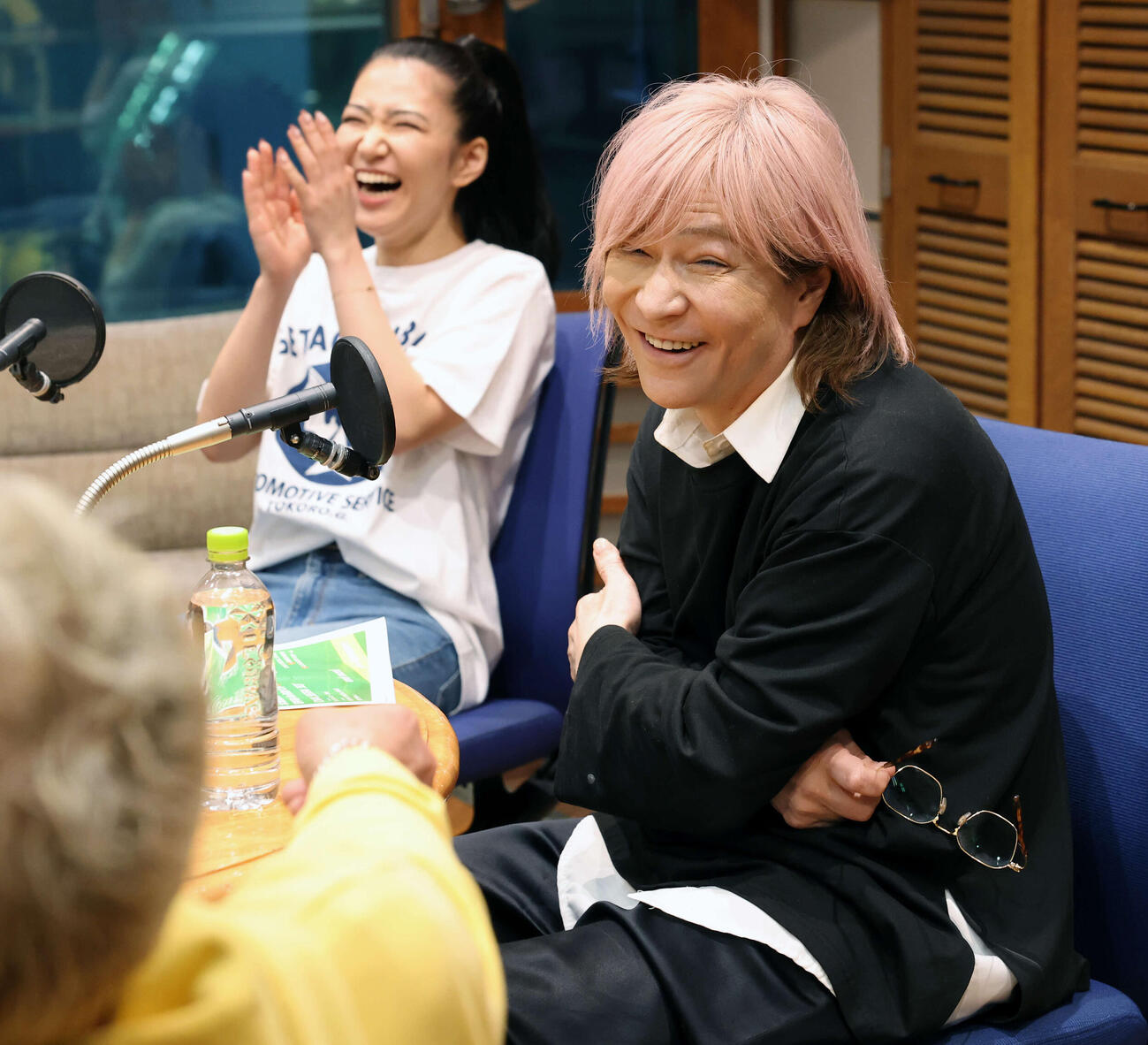 TBSラジオ「木梨の会」の生放送にサプライズ出演した小室哲哉（右）と盛り上がる田中あいみ（撮影・浅見桂子）