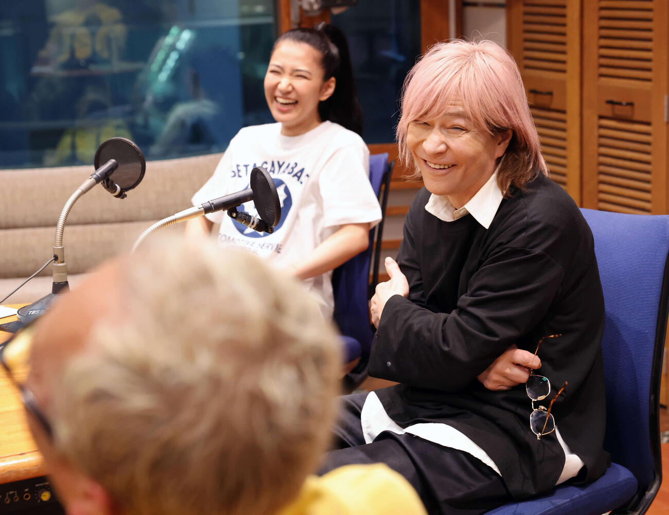 TBSラジオ「木梨の会」の生放送にサプライズ出演した小室哲哉（右）と盛り上がる田中あいみ（撮影・浅見桂子）