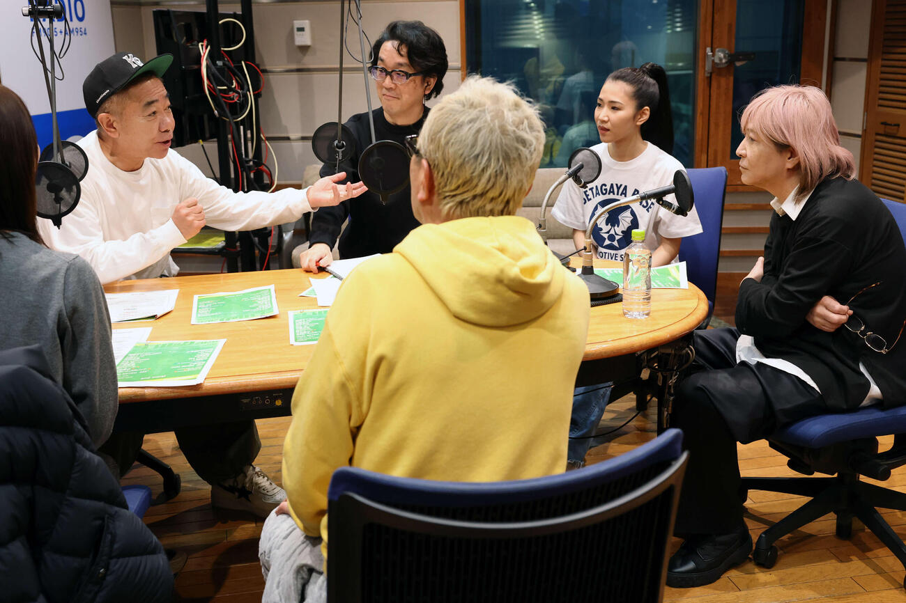 TBSラジオ「木梨の会」の生放送にサプライズ出演した小室哲哉（右）、田中あいみ（右から2人目）と盛り上がる木梨憲武（左）と所ジョージ（手前）（撮影・浅見桂子）