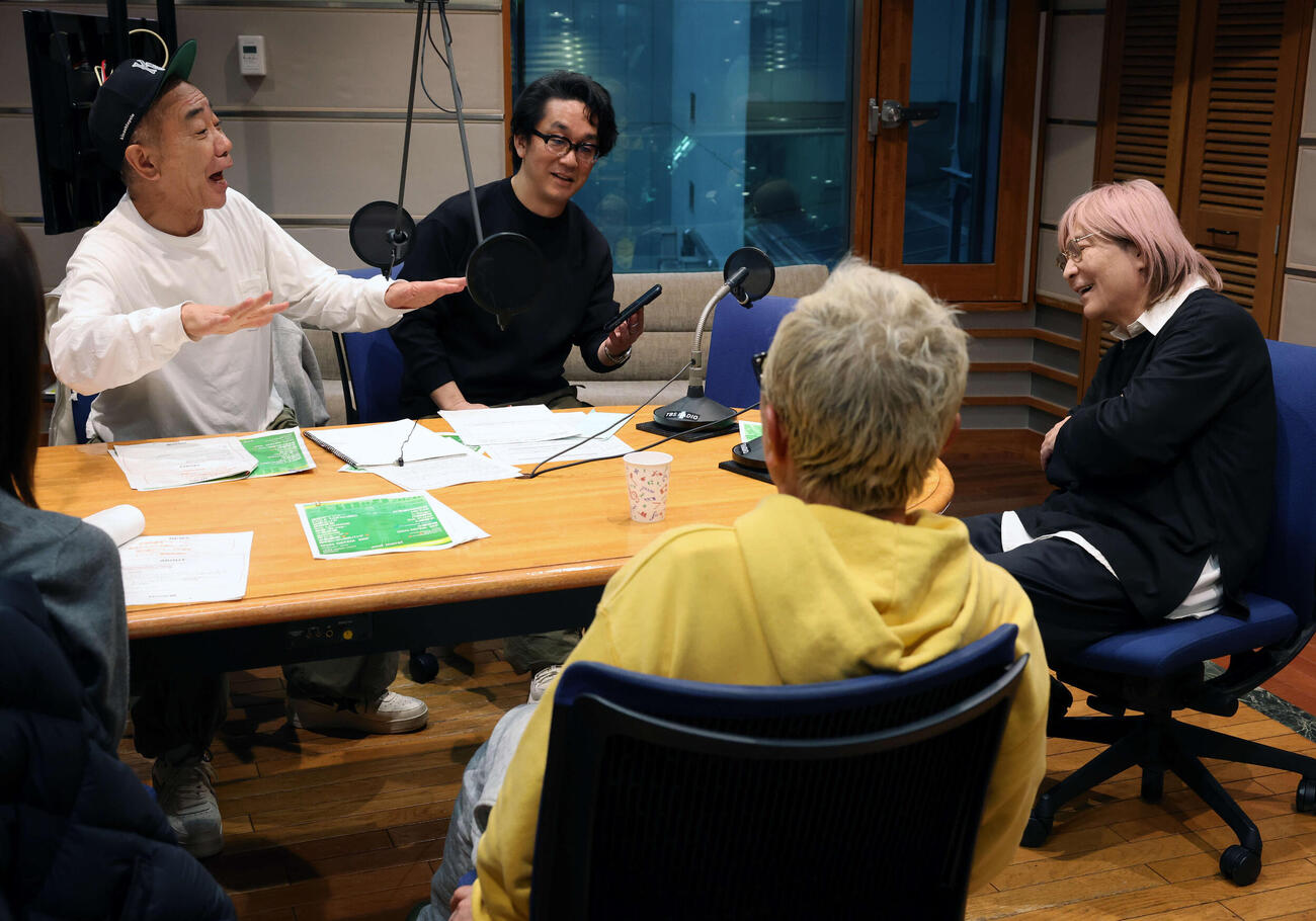 TBSラジオ「木梨の会」の生放送にサプライズ出演した小室哲哉（右）と盛り上がる木梨憲武（左）と所ジョージ（手前）（撮影・浅見桂子）