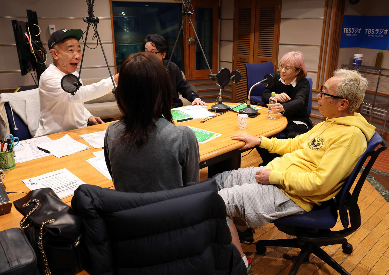 TBSラジオ「木梨の会」の生放送にサプライズ出演した小室哲哉（中央）と盛り上がる木梨憲武（左）と所ジョージ（右）（撮影・浅見桂子）