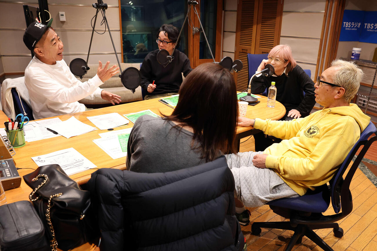 TBSラジオ「木梨の会」の生放送にサプライズ出演した小室哲哉（中央右）と盛り上がる木梨憲武（左）と所ジョージ（右）（撮影・浅見桂子）