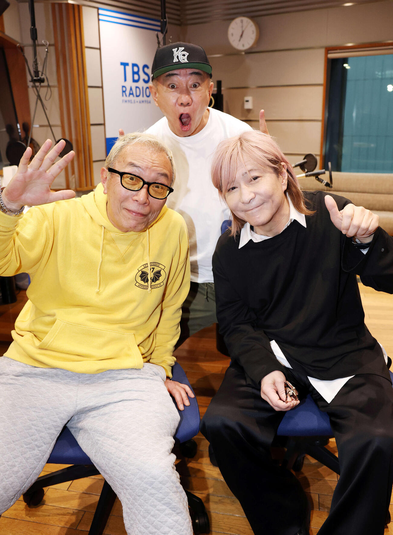 TBSラジオ「木梨の会」の生放送終了後、笑顔で記念撮影する、左から所ジョージ、木梨憲武、小室哲哉（撮影・浅見桂子）