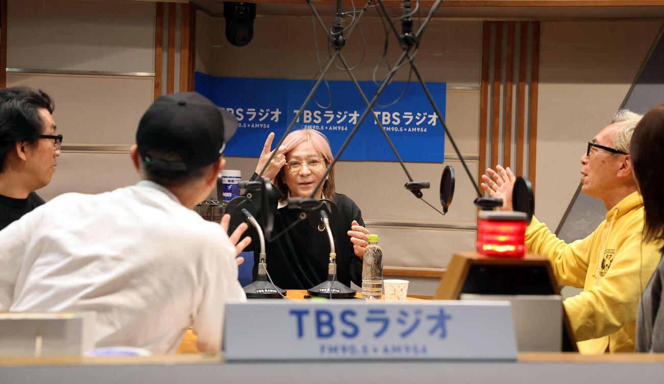 TBSラジオ「木梨の会」の生放送にサプライズゲストで出演した小室哲哉（中央）と盛り上がる木梨憲武（左手前）と所ジョージ（右）（撮影・浅見桂子）
