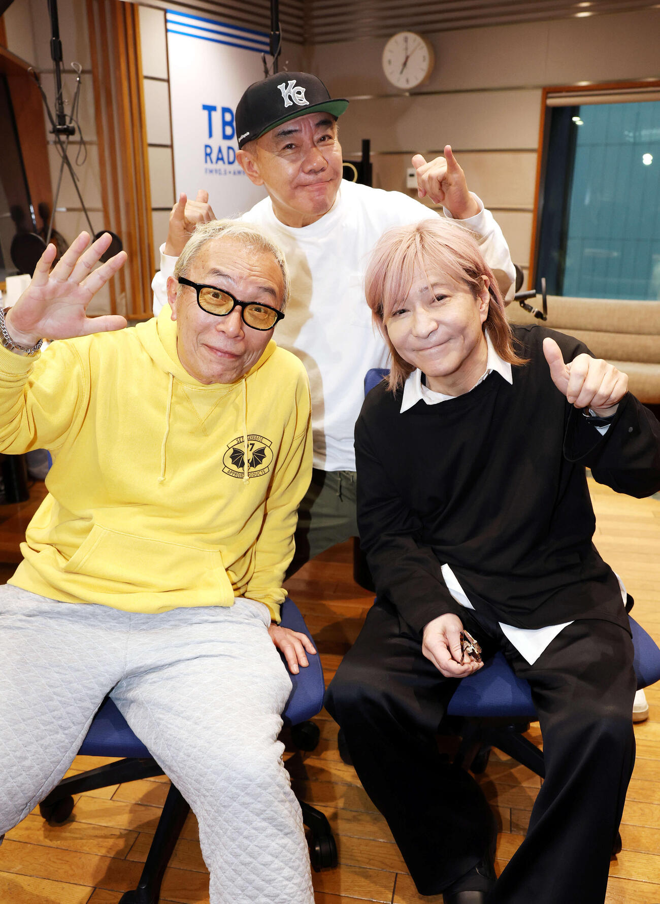 TBSラジオ「木梨の会」の生放送終了後、笑顔で記念撮影する、左から所ジョージ、木梨憲武、小室哲哉（撮影・浅見桂子）