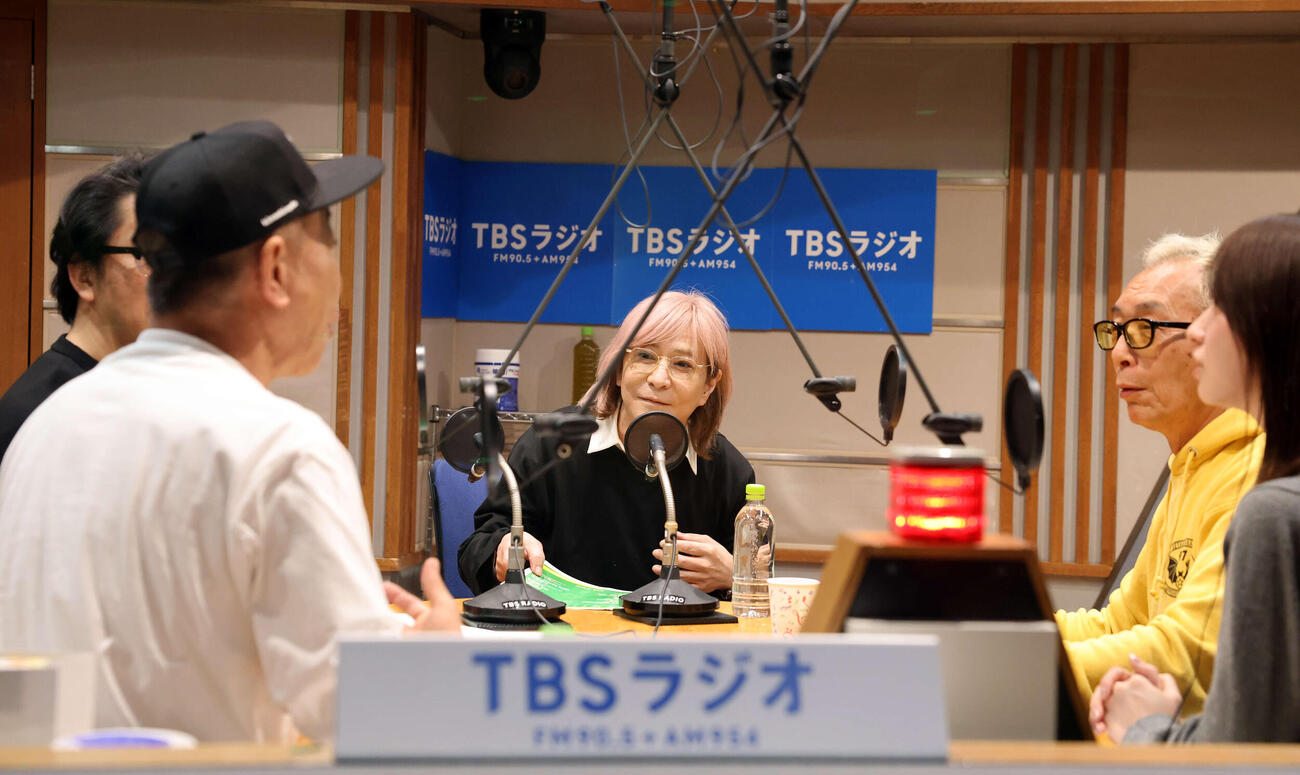TBSラジオ「木梨の会」の生放送にサプライズゲストで出演した小室哲哉（中央）と盛り上がる木梨憲武（左手前）と所ジョージ（右）（撮影・浅見桂子）
