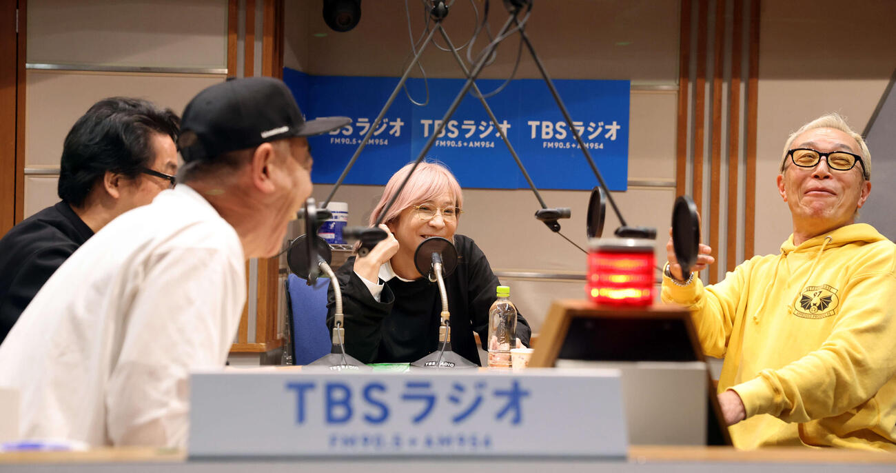 TBSラジオ「木梨の会」の生放送にサプライズゲストで出演した小室哲哉（中央）と盛り上がる木梨憲武（左手前）と所ジョージ（右）（撮影・浅見桂子）