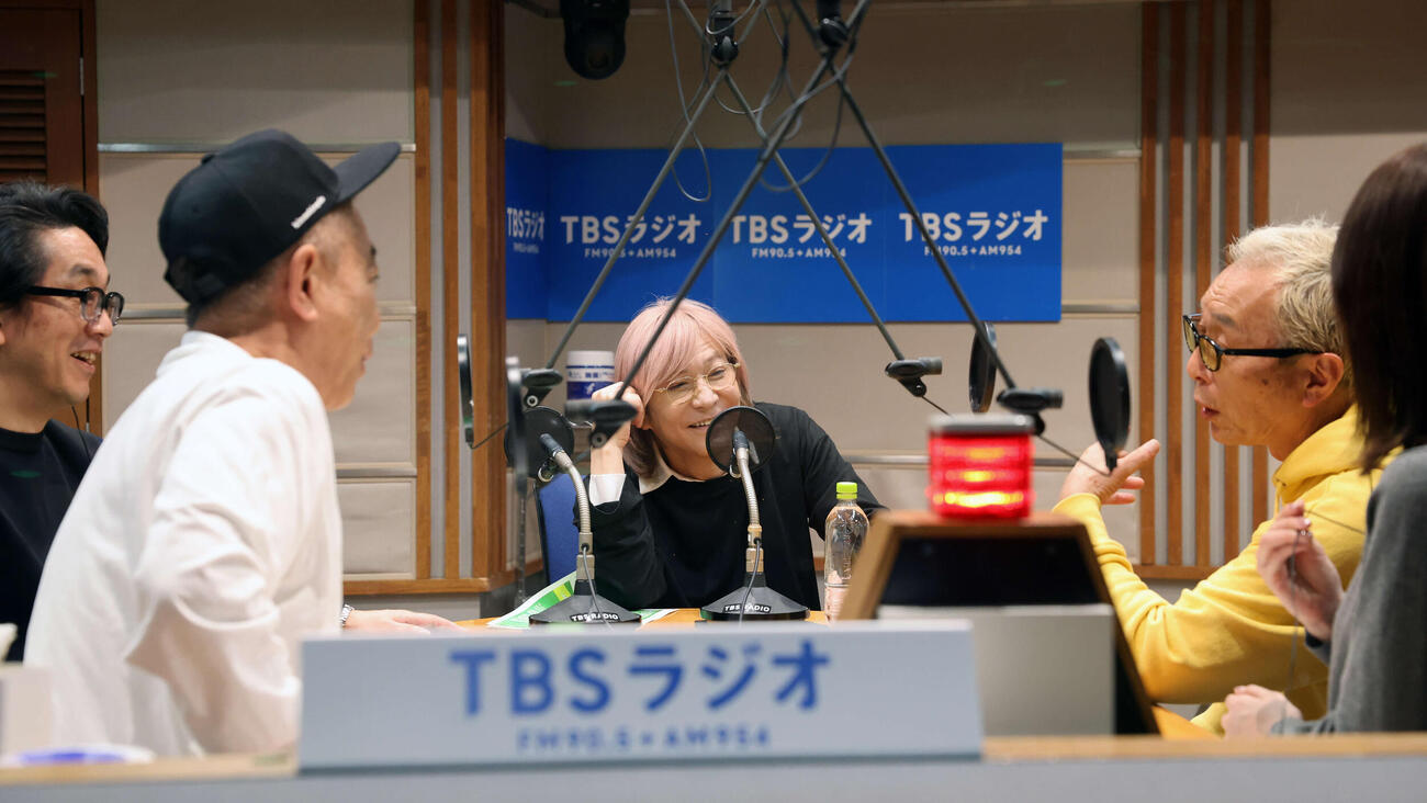 TBSラジオ「木梨の会」の生放送にサプライズゲストで出演した小室哲哉（中央）と盛り上がる木梨憲武（左手前）と所ジョージ（右）（撮影・浅見桂子）