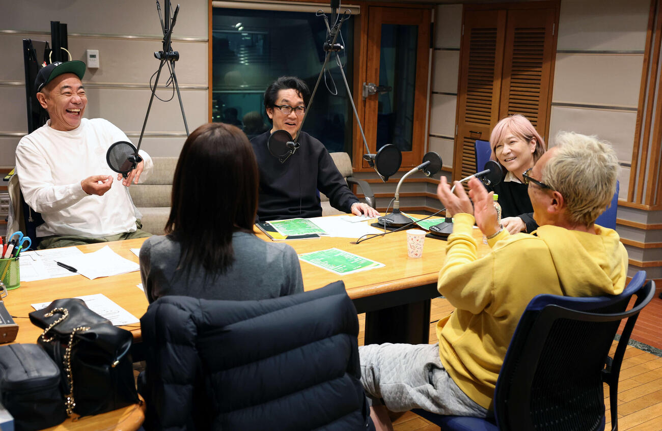 TBSラジオ「木梨の会」の生放送にサプライズ出演した小室哲哉（右から2人目）と盛り上がる木梨憲武（左）と所ジョージ（右手前）（撮影・浅見桂子）