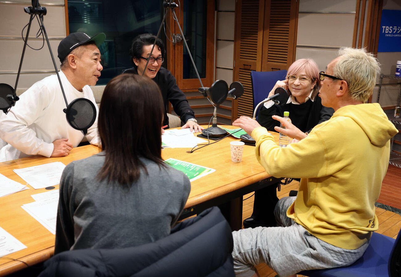 TBSラジオ「木梨の会」の生放送にサプライズ出演した小室哲哉（右から2人目）と盛り上がる木梨憲武（左）と所ジョージ（右手前）（撮影・浅見桂子）