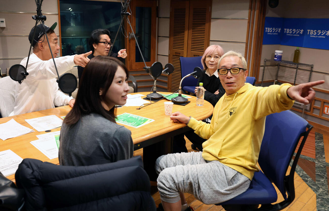 TBSラジオ「木梨の会」の生放送にサプライズ出演した小室哲哉（右から2人目）と盛り上がる木梨憲武（左）と所ジョージ（右手前）（撮影・浅見桂子）