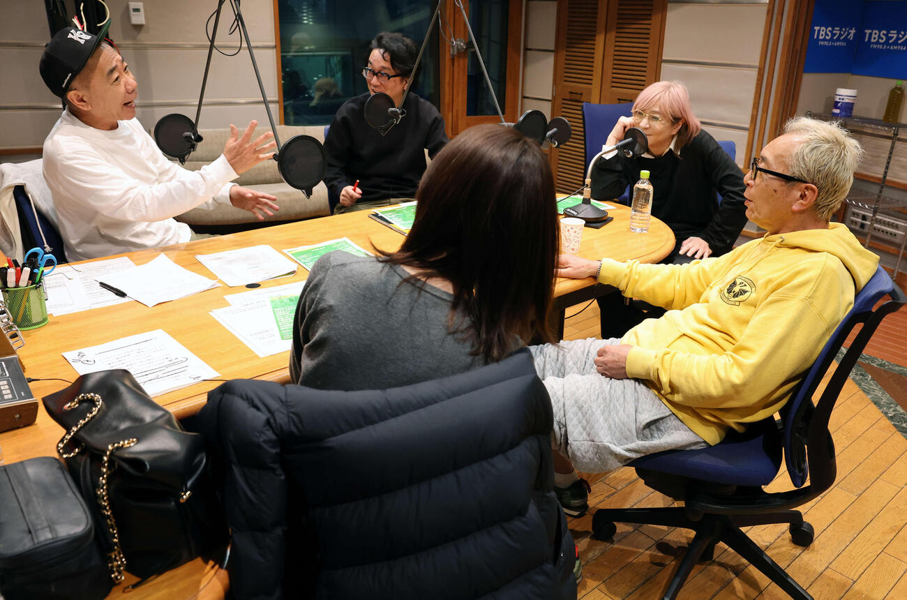 TBSラジオ「木梨の会」の生放送にサプライズ出演した小室哲哉（右から2人目）と盛り上がる木梨憲武（左）と所ジョージ（右手前）（撮影・浅見桂子）