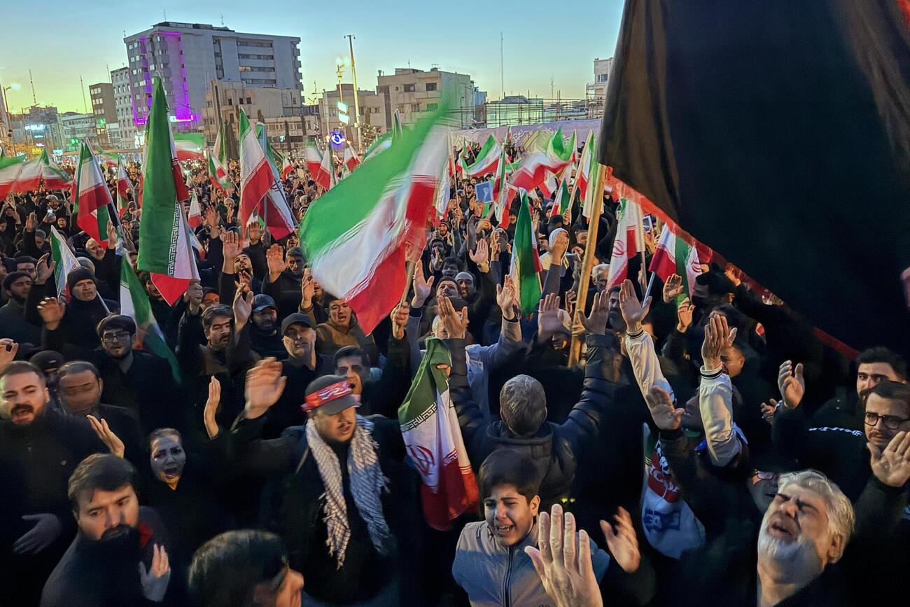 イラン首都テヘランで、最高指導者ハメネイ師を追悼する人たち＝1日（AP＝共同）