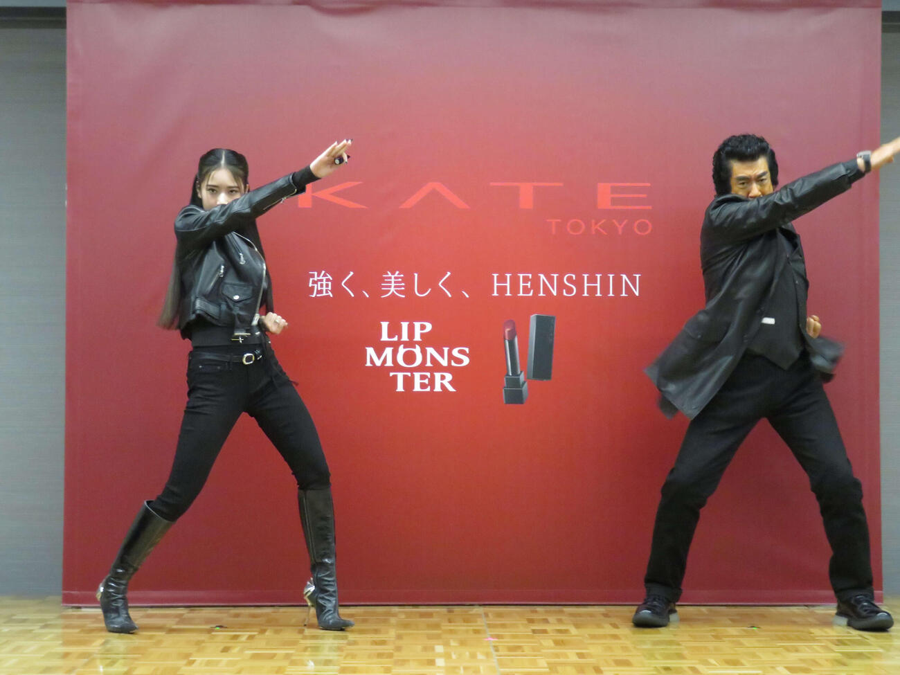 KATE×仮面ライダー「HENSHIN THE FIRST」プレス試写会で、親子初の変身ポーズを披露した天翔天音と藤岡弘、（撮影・村上幸将）