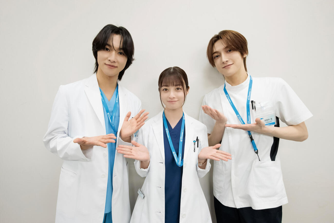 フジテレビ系月9ドラマ「ヤンドク！」でドラマ初主演したROIROMの本多大夢（左）と浜川路己（右）。中央は主演橋本環奈（C）フジテレビ