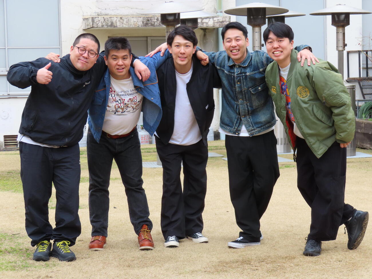 肩を組むジェラードンとネルソンズ。左から和田まんじゅう、アタック西本、青山フォール勝ち、岸健之助、かみちぃ