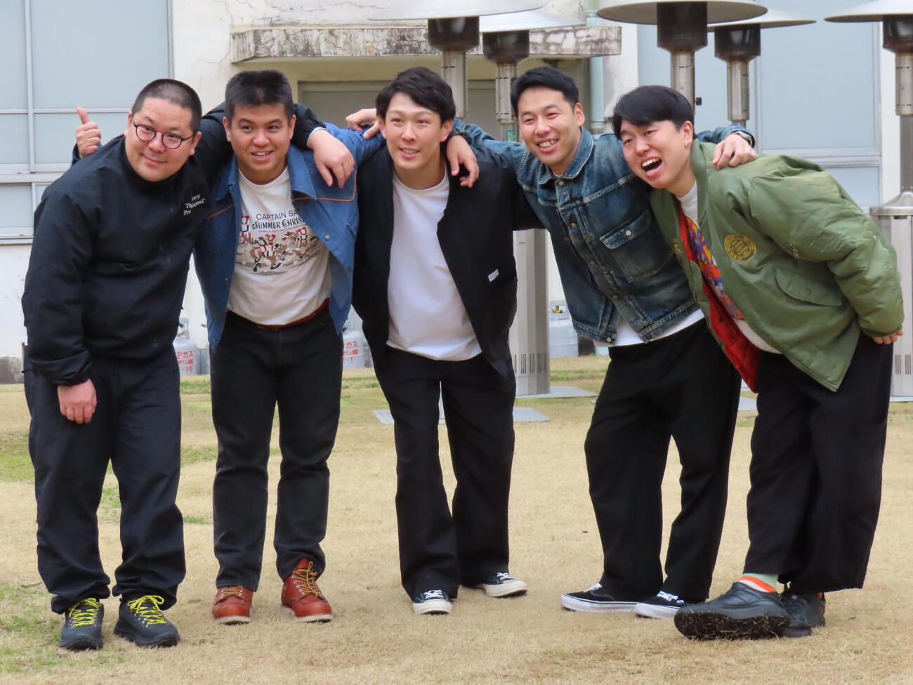 肩を組むジェラードンとネルソンズ。左から和田まんじゅう、アタック西本、青山フォール勝ち、岸健之助、かみちぃ