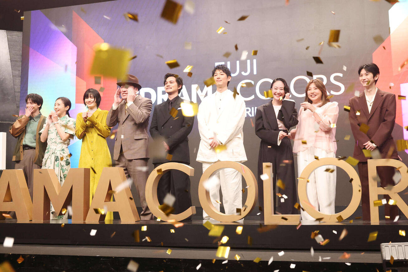 紙吹雪に驚くフジテレビ4月期ドラマのキャスト陣、左から高杉真宙、木南晴夏、橋本愛、佐藤二朗、北村匠海、ディーン・フジオカ、黒木瞳、野呂佳代、本郷奏多（撮影・宮地輝）