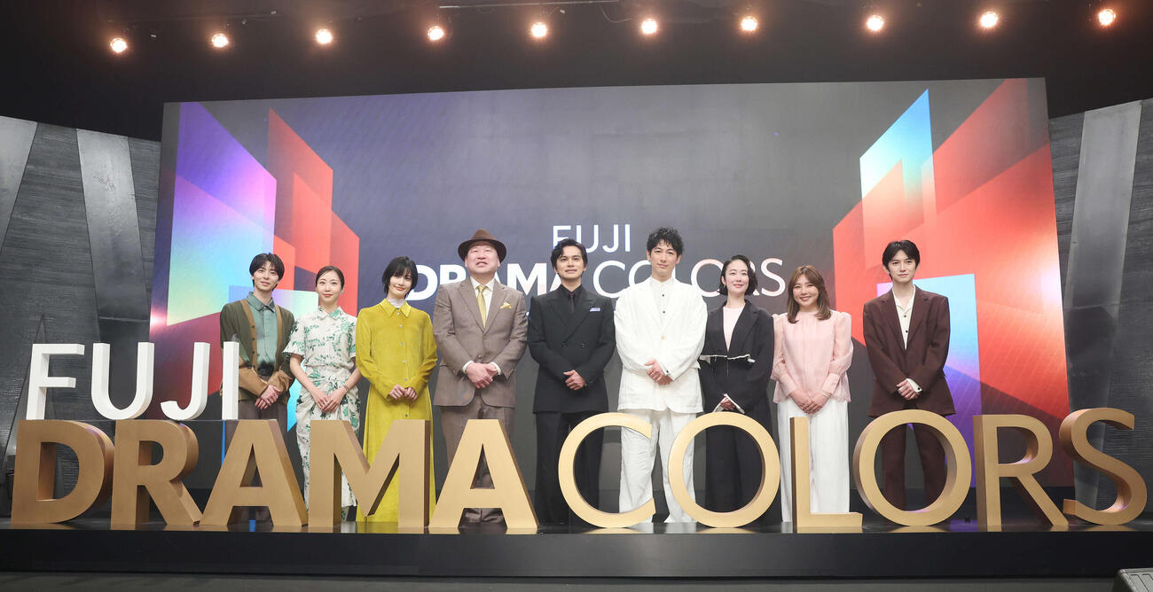 フォトセッションに納まるフジテレビ4月期ドラマのキャスト、左から高杉真宙、木南晴夏、橋本愛、佐藤二朗、北村匠海、ディーン・フジオカ、黒木瞳、野呂佳代、本郷奏多（撮影・宮地輝）