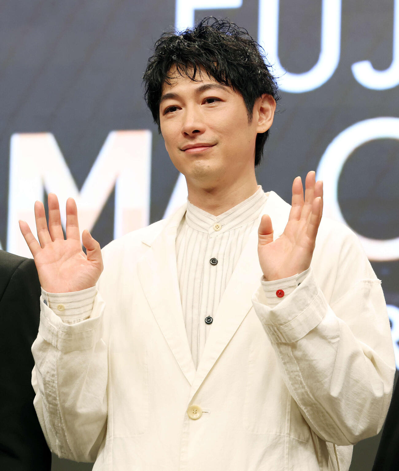 「FUJI DRAMA COLORS 2026 SPRING」で手を振るディーン・フジオカ（撮影・宮地輝）