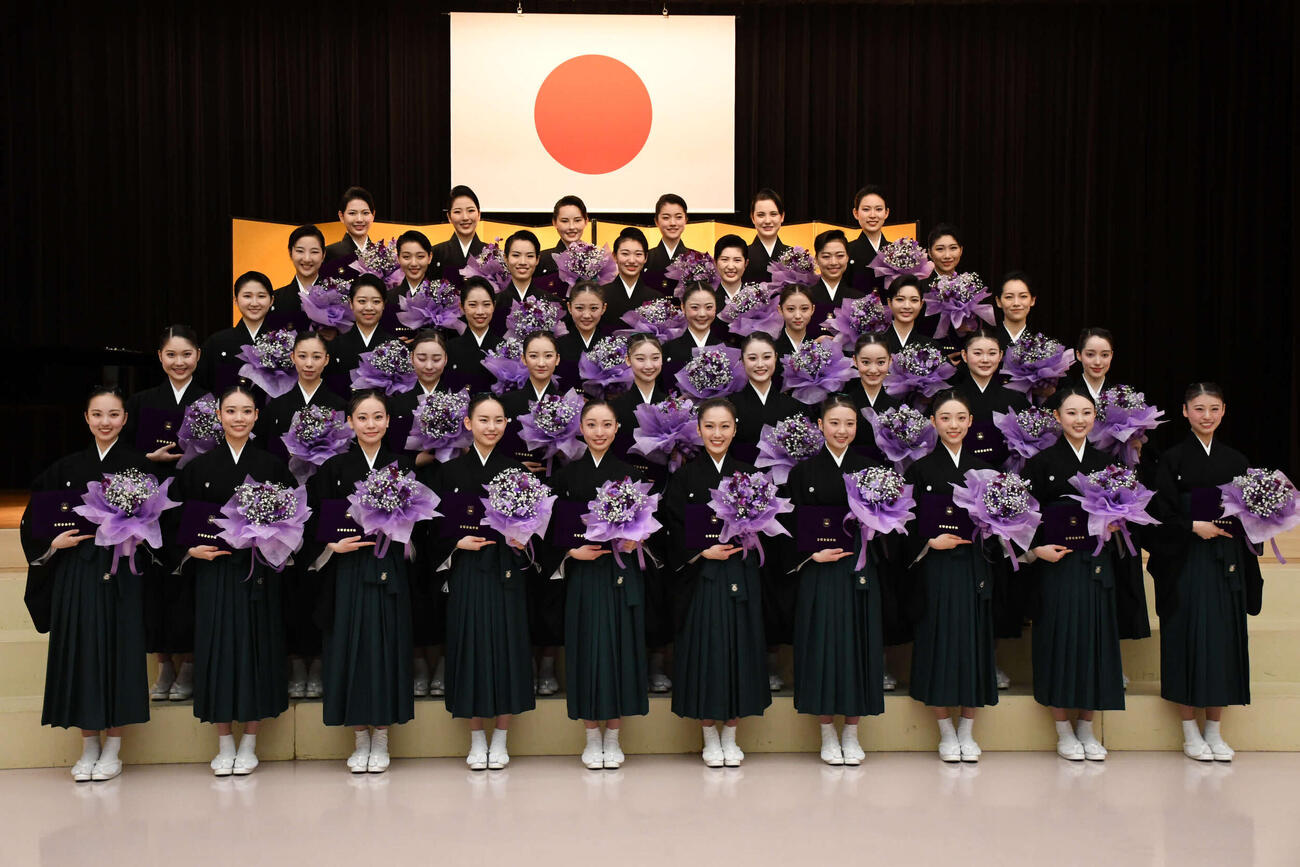 宝塚音楽学校卒業式を迎え、すみれのブーケを手にする112期生（撮影・阪口孝志）