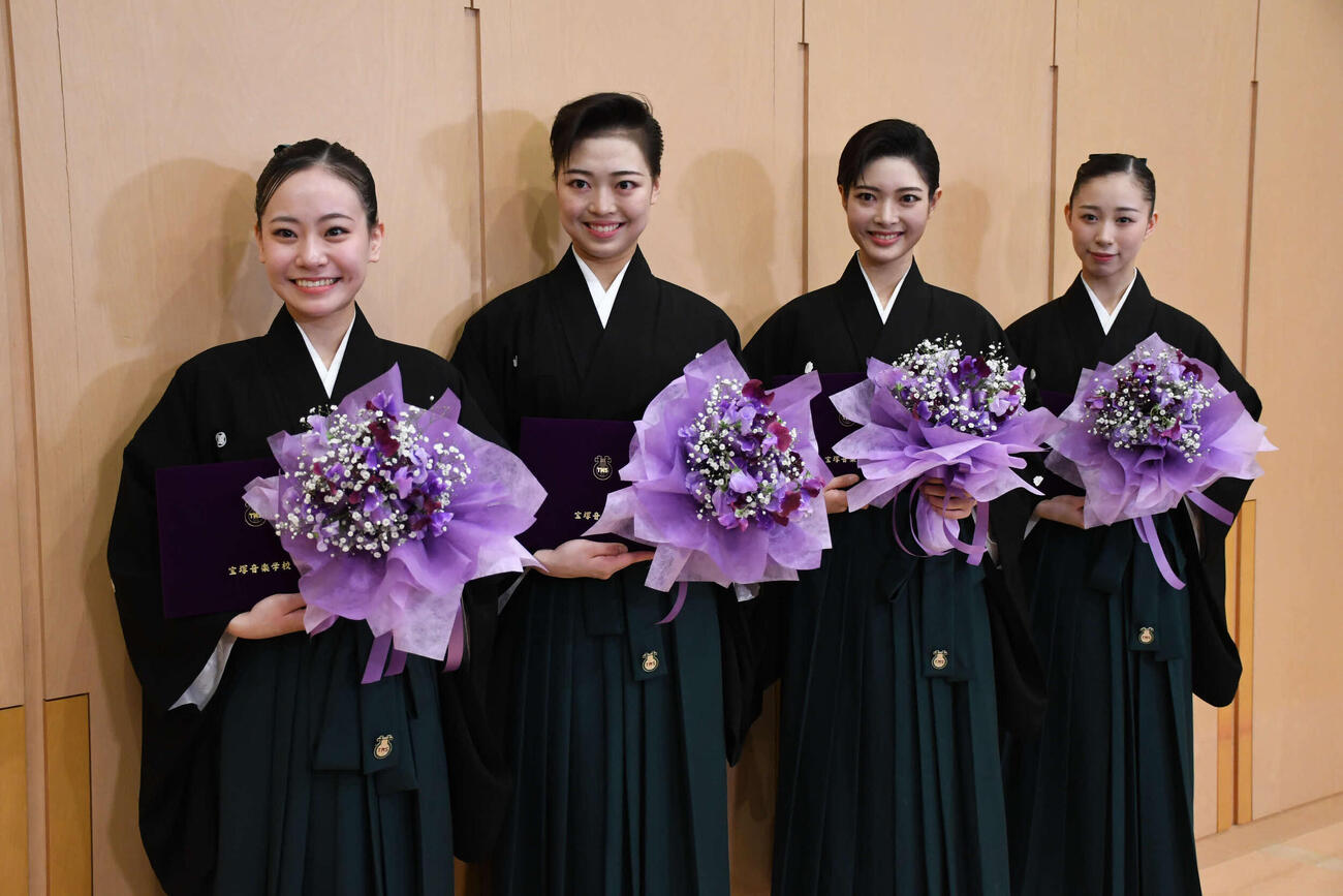 宝塚音楽学校卒業式で報道陣の取材に応じる、左から、國宗美花さん、赤井七海さん、小寺環菜さん、吉田今日花さん（撮影・阪口孝志）