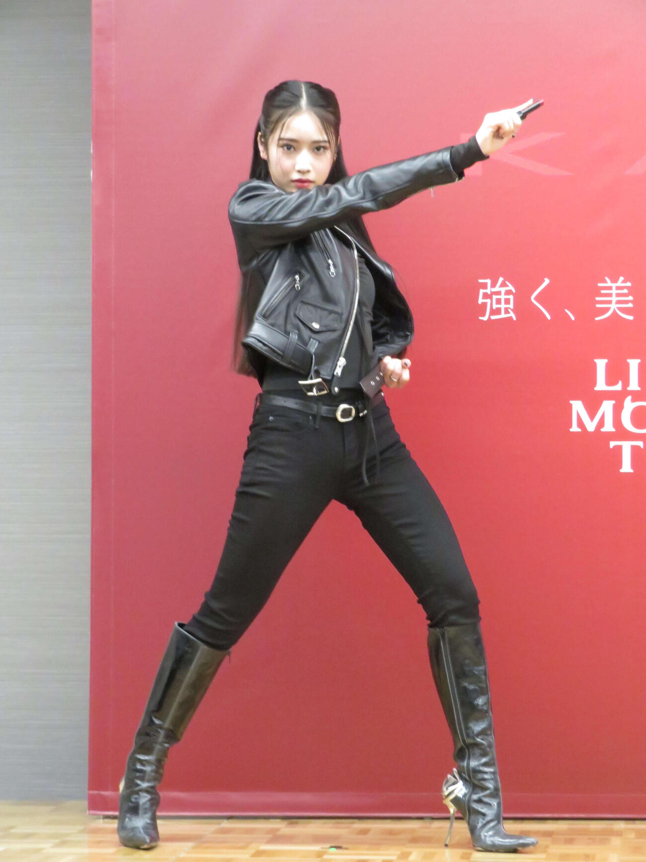 KATE×仮面ライダー「HENSHIN THE FIRST」プレス試写会で、親子初の変身ポーズを披露した天翔天音（撮影・村上幸将）