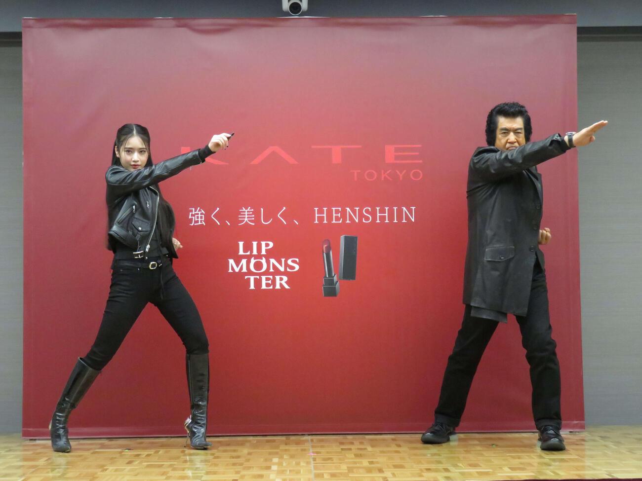 KATE×仮面ライダー「HENSHIN THE FIRST」プレス試写会で、親子初の変身ポーズをやり直して披露した天翔天音と藤岡弘、（撮影・村上幸将）
