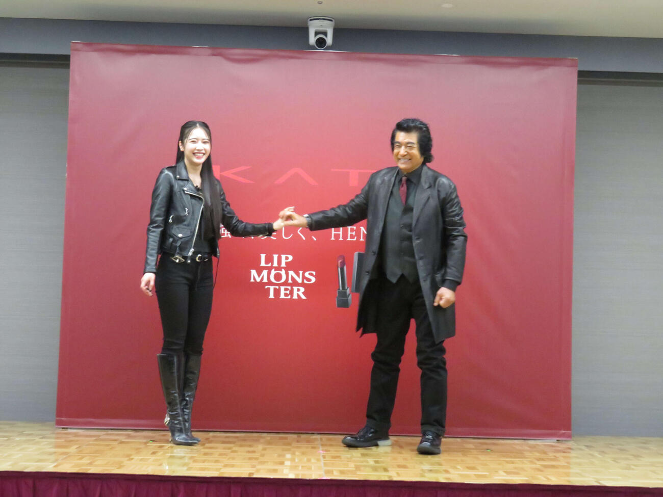 KATE×仮面ライダー「HENSHIN THE FIRST」プレス試写会で、親子初の変身ポーズをやり直して披露した後、笑顔でタッチを交わす天翔天音と藤岡弘、（撮影・村上幸将）