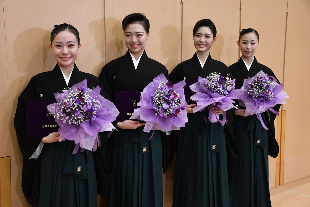 宝塚音楽学校卒業式で報道陣の取材に応じる、左から國宗美花さん、赤井七海さん、小寺環菜さん、吉田今日花さん（撮影・阪口孝志）