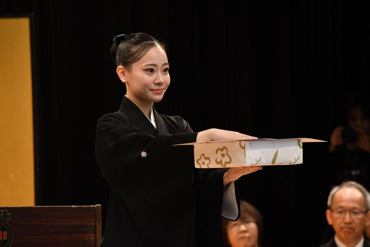 宝塚音楽学校卒業式で、卒業生総代となり小林一三賞を受け取った國宗美花さん（撮影・阪口孝志）