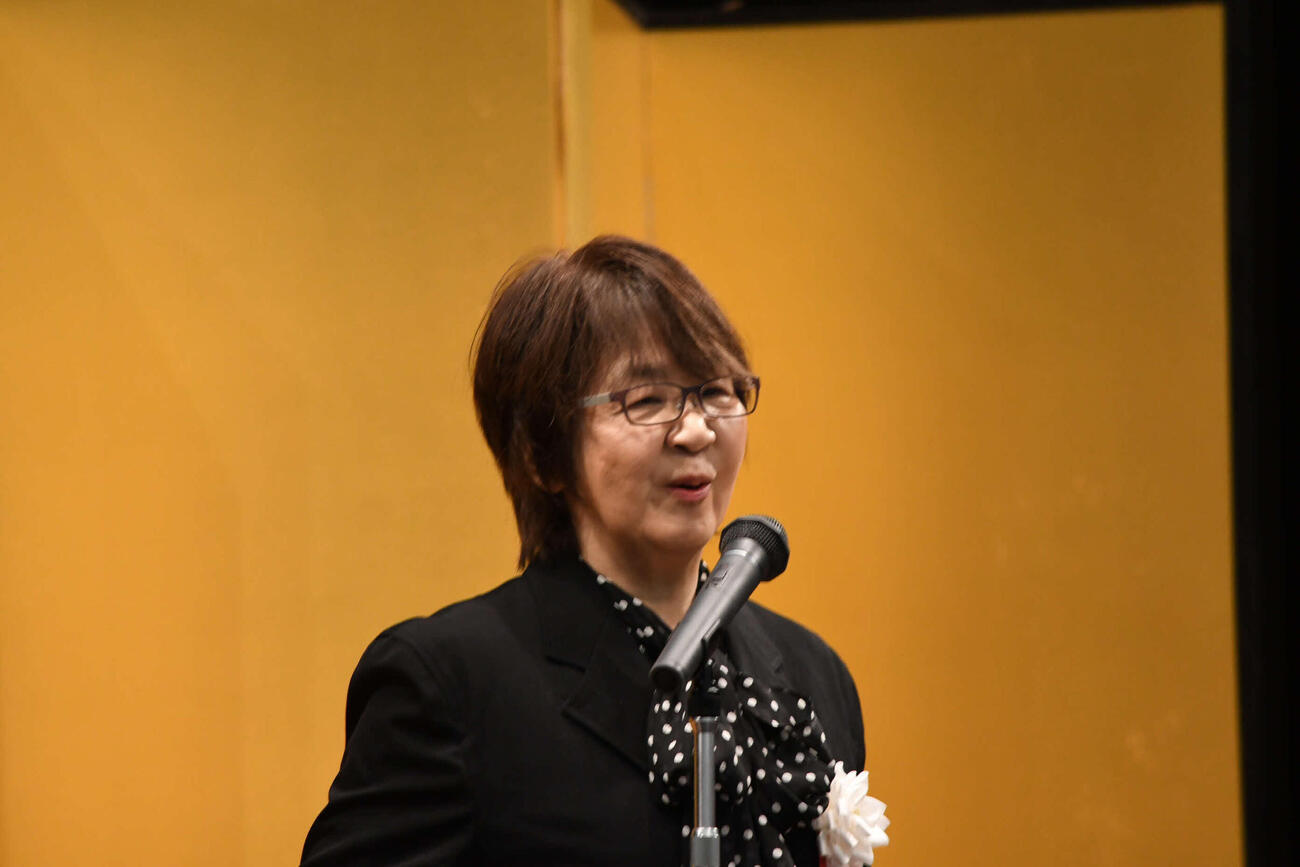 宝塚音楽学校卒業式で式辞を述べる未沙のえる宝友会会長（撮影・阪口孝志）