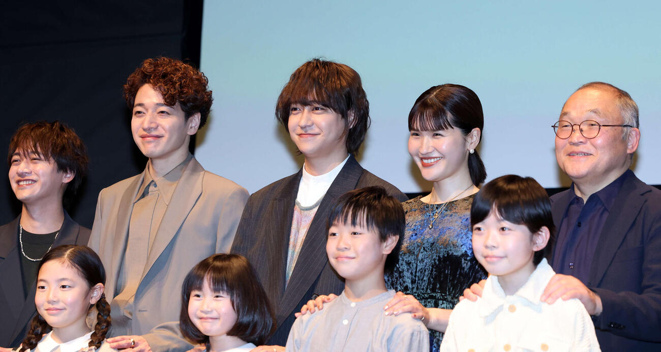 「小さな神たちの祭り」制作発表で、子役らと記念撮影する、後列左から藤井直樹、福田悠太、八乙女光、堺小春、斉藤暁（撮影・浅見桂子）