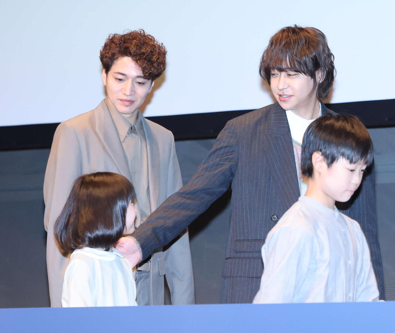 「小さな神たちの祭り」制作発表で、子役に声をかける八乙女光（右）。左は福田悠太（撮影・浅見桂子）
