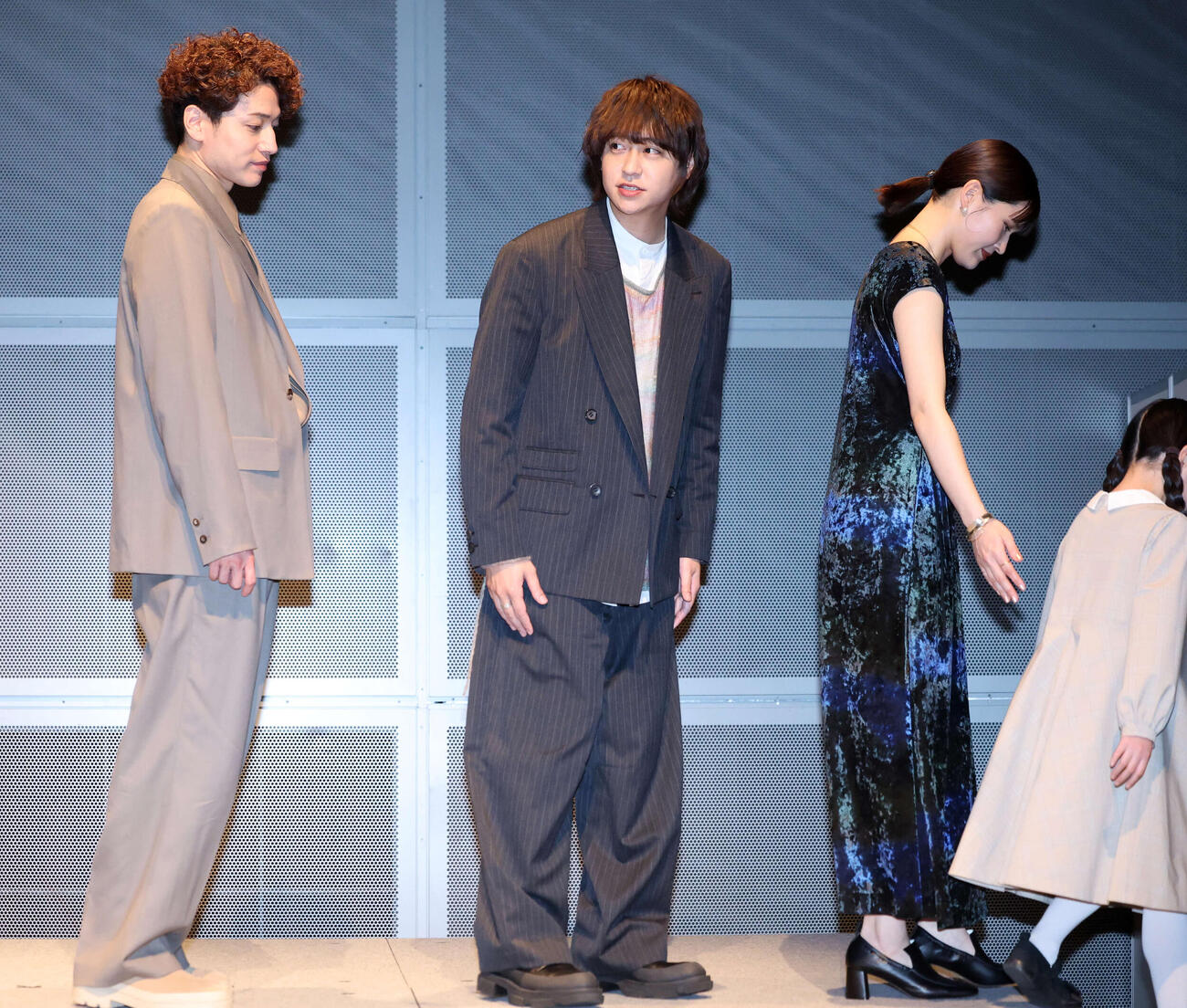 「小さな神たちの祭り」制作発表後、一礼する八乙女光（中央）。左は福田悠太（撮影・浅見桂子）