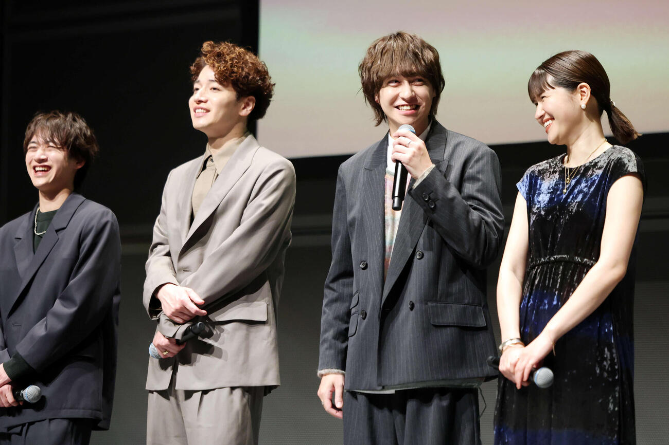 「小さな神たちの祭り」制作発表で、笑顔で質問に答える八乙女光（右から2人目）。左から藤井直樹、福田悠太、1人おいて堺小春（撮影・浅見桂子）