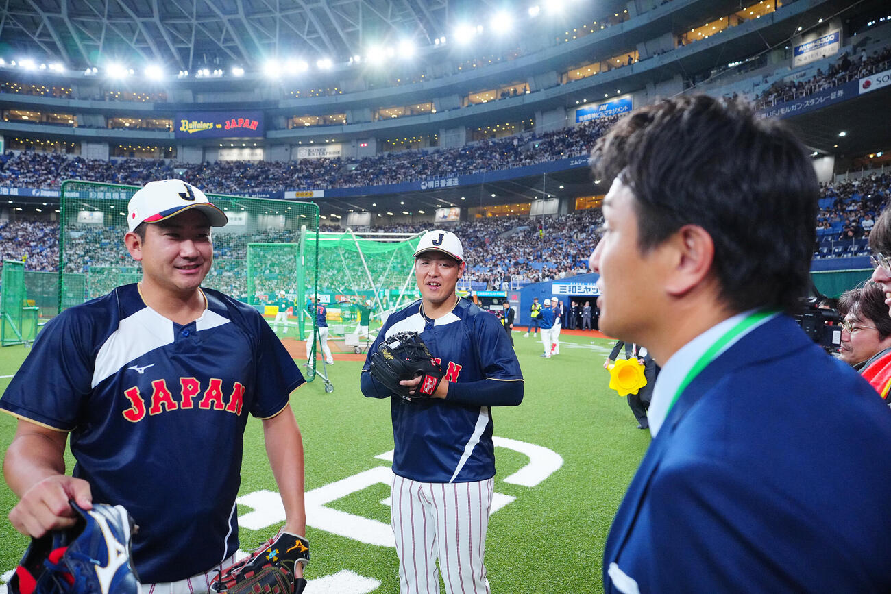 日本対オリックス　試合前、高橋氏（右）と笑顔で言葉を交わす岡本（中央）と菅野（撮影・垰建太）