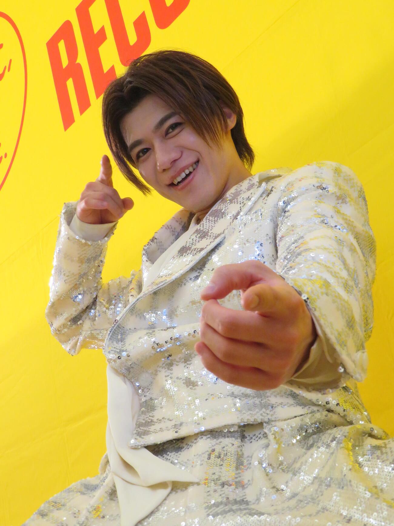 アリオ亀有でミニライブを行った新浜レオン